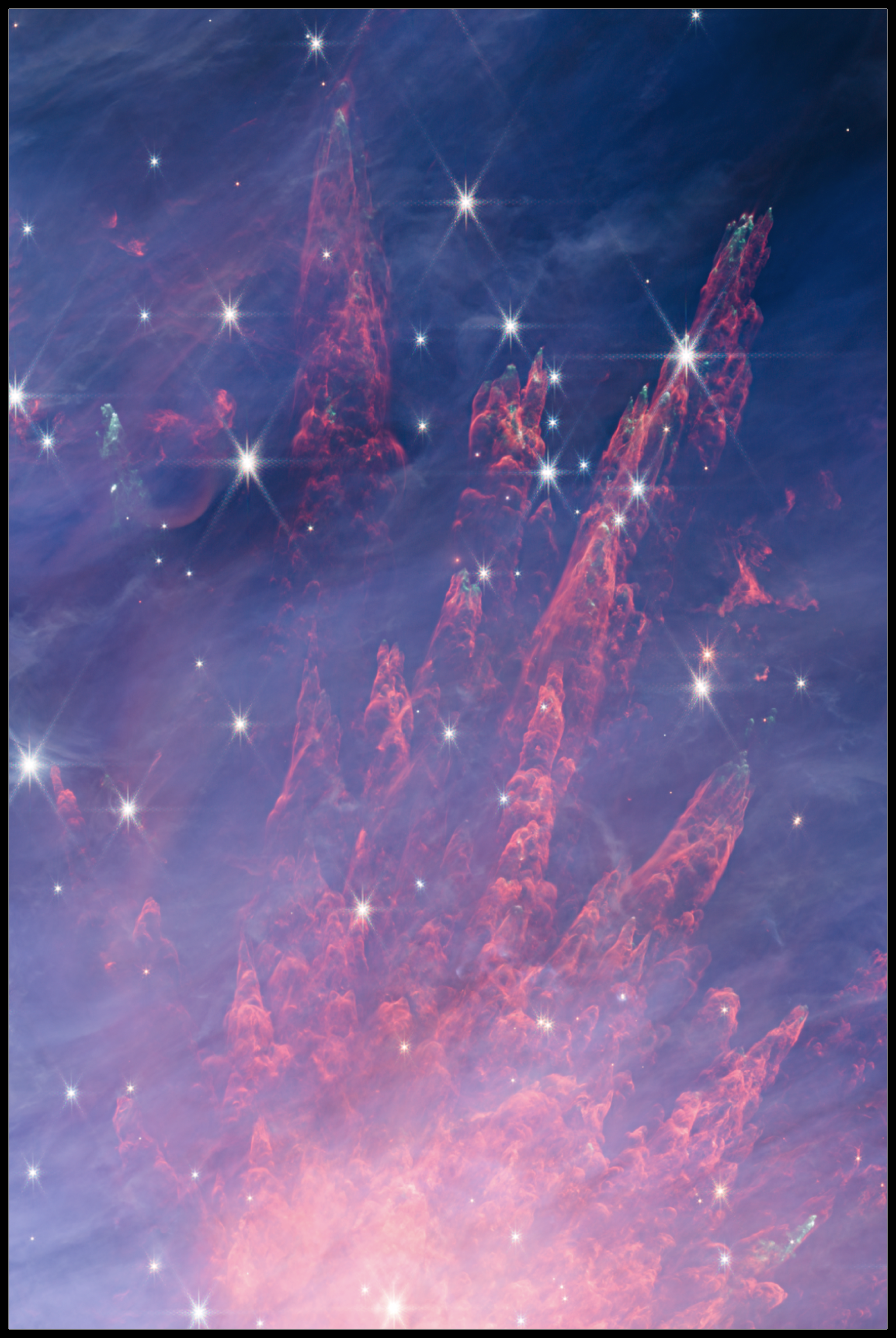 Na ilustracji (10): Kosmiczne fajerwerki wyglądające też jak „palce eksplozyjne” w obszarze narodzin gwiazd BN-KL będącym częścią Obłoku Molekularnego Oriona OMC-1 – na północny zachód od Gromady Trapez. Jest to fragment mozaiki zdjęć centralnej części Mgławicy Oriona (M42) uzyskanej z obserwacji Teleskopem Webba w bliskiej podczerwieni. Widać wiele „palców” w kolorze czerwonym, które są wzbudzonym przez fale uderzeniowe gazem molekularnym rozszerzającym się od dołu zdjęcia do góry w prawo. Każdy z tych „palców” składa się z serii jasnych luków emisyjnych podobnych do fal łukowych rozchodzących się za wierzchołkami, które często świecących na zielono. Źródło (CC BY-SA 3.0 IGO): NASA, ESA, CSA / M. McCaughrean, S. Pearson