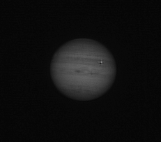Tranzyt Io i jego cienia na Jowiszu w okularze amatorskiego (8”) teleskopu. Źródło: ks. Dariusz Tuczapski.