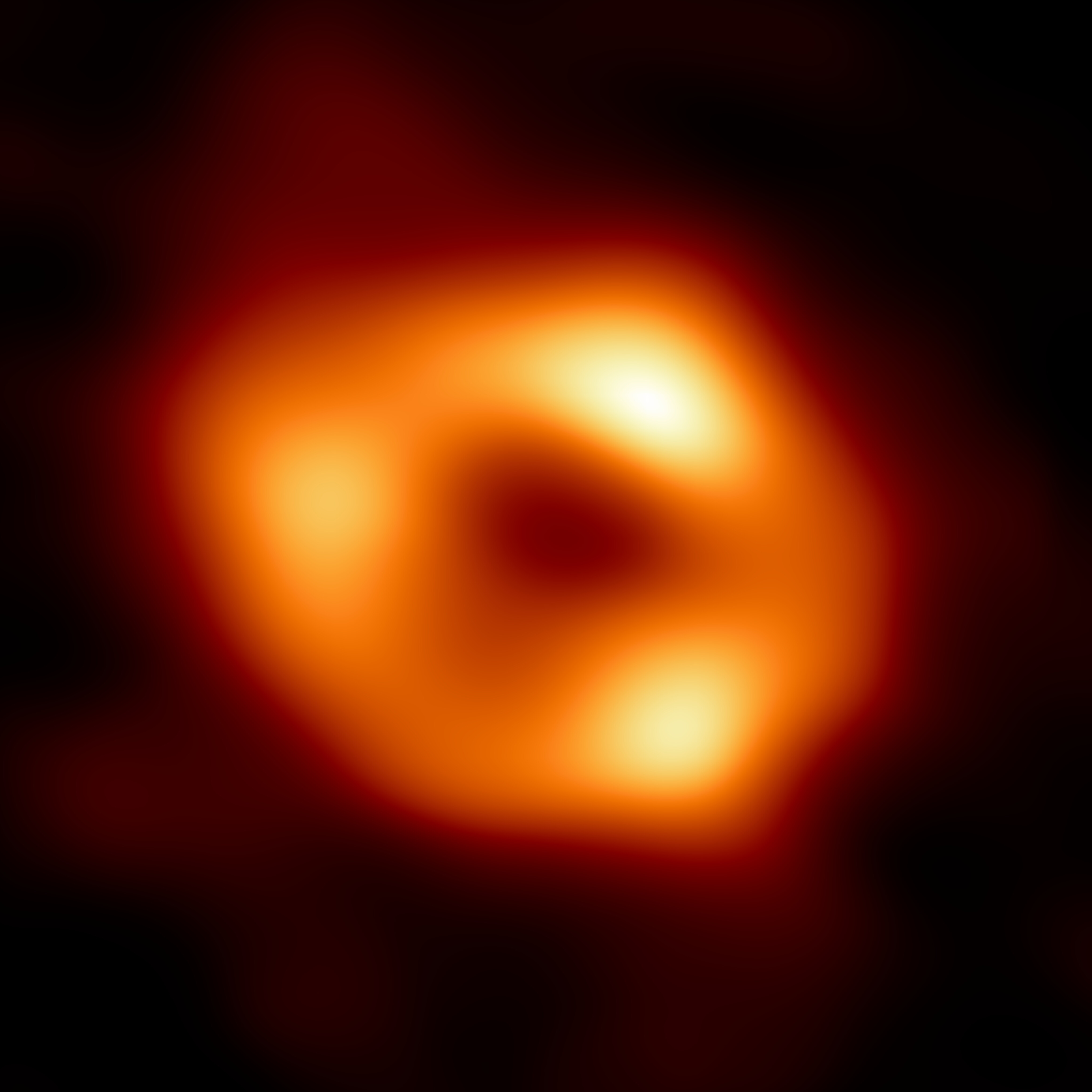 Na ilustracji (1): Pierwszy obraz supermasywnej czarnej dziury w Drodze Mlecznej utworzony z danych Teleskopu Horyzontu Zdarzeń. Źródło: EHT Collaboration