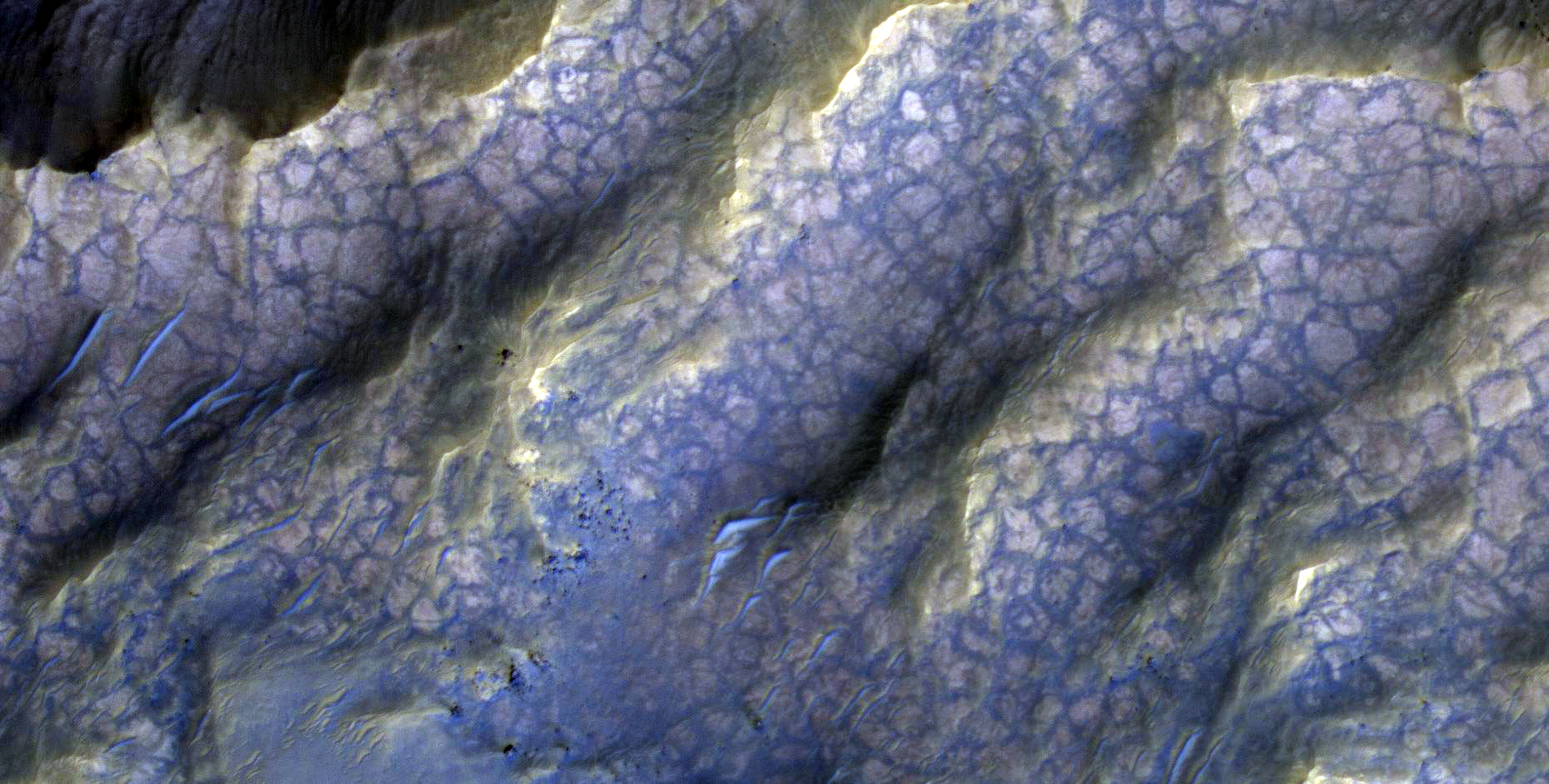 Na ilustracji (2): Tekstura „łuski smoka” widziana na tym zdjęciu powierzchni Marsa wykonanym przez Mars Reconnaissance Orbiter. Jest to wynik oddziaływania wody ze skała macierzystą - tworząc skałę zawierającą glinę. Źródło: NASA/JPL-Caltech/UArizona