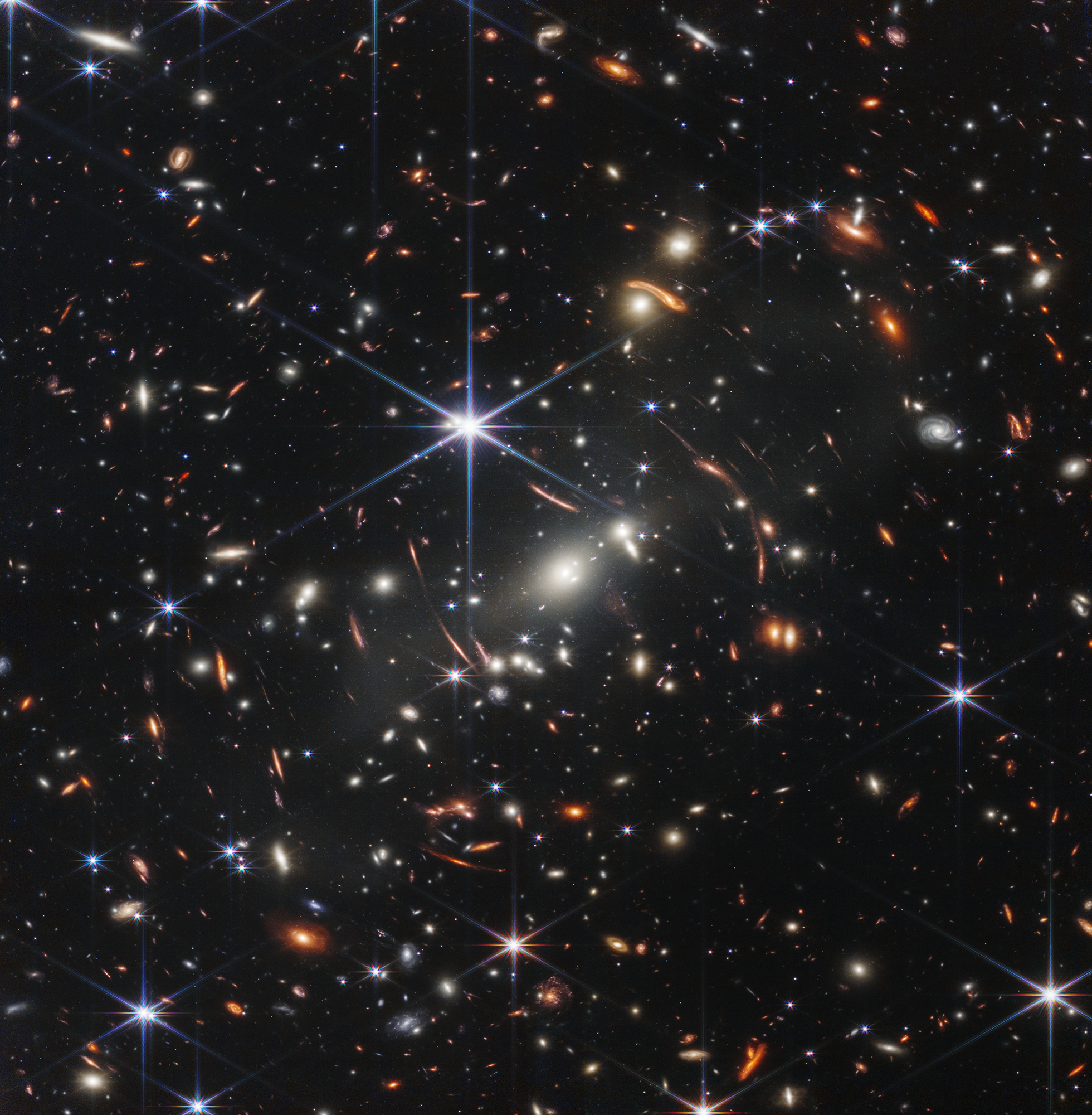 Na ilustracji (5): Wykonane kamerą NIRCam w Teleskopie Webba zdjęcie w bliskiej podczerwieni gromady galaktyk SMAC J0723.3-7327 (z=0,39), które jest soczewką grawitacyjną dla dalszych obiektów. Źródło: NASA, ESA, CSA, STScI