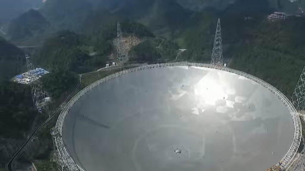 Na zdjęciu: Największy obecnie na świecie pojedynczy radioteleskop FAST – Five-hundred-meter Aperture Spherical radio Telescope w 2020 r. Źródło: Absolute Cosmos / Wikipedia