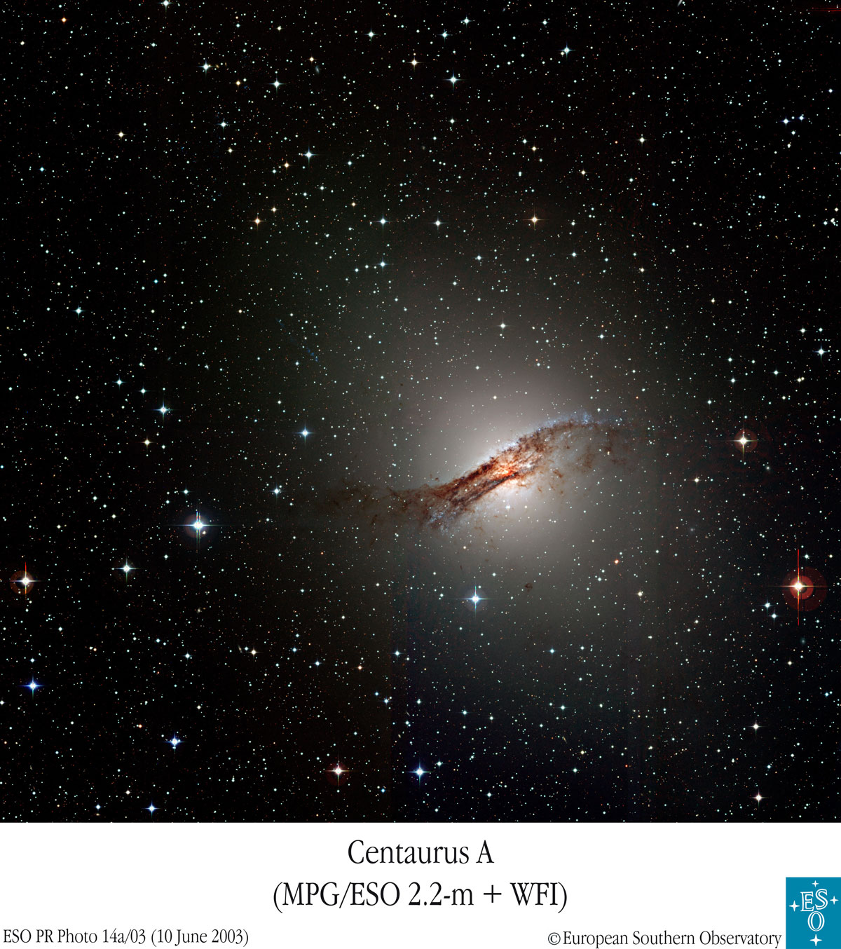 Galaktyka Centaurus A sfotografowana w zakresie optycznym. Obserwowana przez teleskopy H.E.S.S. emisja fal gamma pochodzi z jej centralnego obszaru, gdzie od czarnej dziury w samym centrum rozciąga się niewidoczny tu dżet. Źródło: APOD.