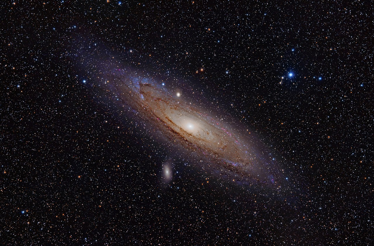 Galaktyka Andromedy jest odległa od nas o około 2,5 miliona lat świetlnych. Zdjęcie przedstawia również obiekty z katalogu Messiera – M32 i M110, a także NGC 206 (jasny obłok gwiezdny w Galaktyce Andromedy) oraz gwiazdę Nu Andromedae. Zdjęcie zostało wykonane przy użyciu filtra H-alfa.