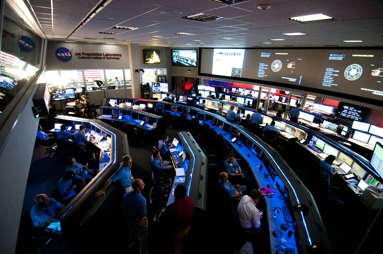 Wnętrze „centrum dowodzenia” Space Flight Operations Facility w Pasadenie. (NASA/JPL-Caltech)