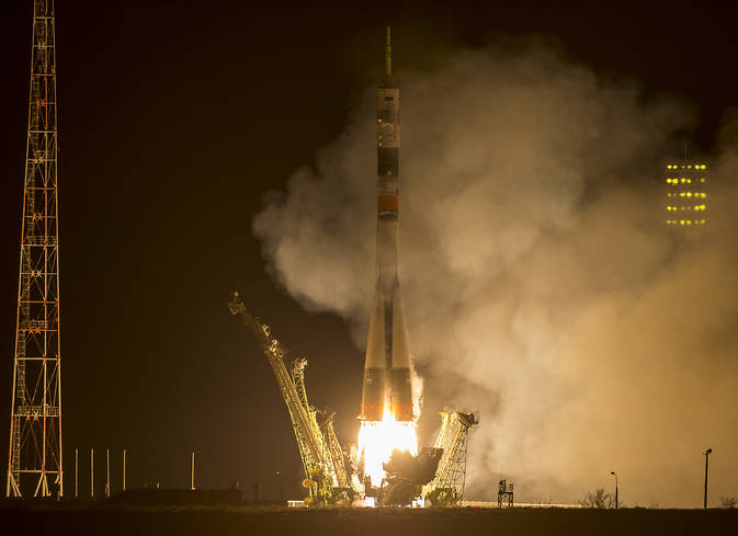 27 marca 2017, Bajkonur, Kazachstan. Sojuz TMA-16M startuje z misją na ISS, niosąc na pokładzie członków Ekspedycji 43 NASA (Amerykanin Scott Kelly oraz Mikhail Kornienko i Gennady Padalka z Rosyjskiej Agencji Kosmicznej Roscosmos. Źródło: NASA/Bill Ingalls