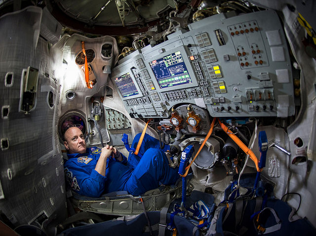 Astronauta Scott Kelly we wnętrzu symulatora statku kosmicznego Soyuz w Gagarin Cosmonaut Training Center (GCTC) w Rosji – 4 marca 2015. Źródło: NASA/Bill Ingalls