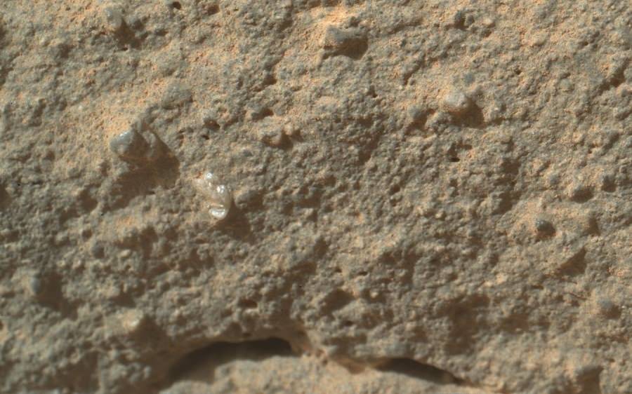 Konkrecja znaleziona prze Curiosity na skale o nazwie "Jezioro Gillespie"