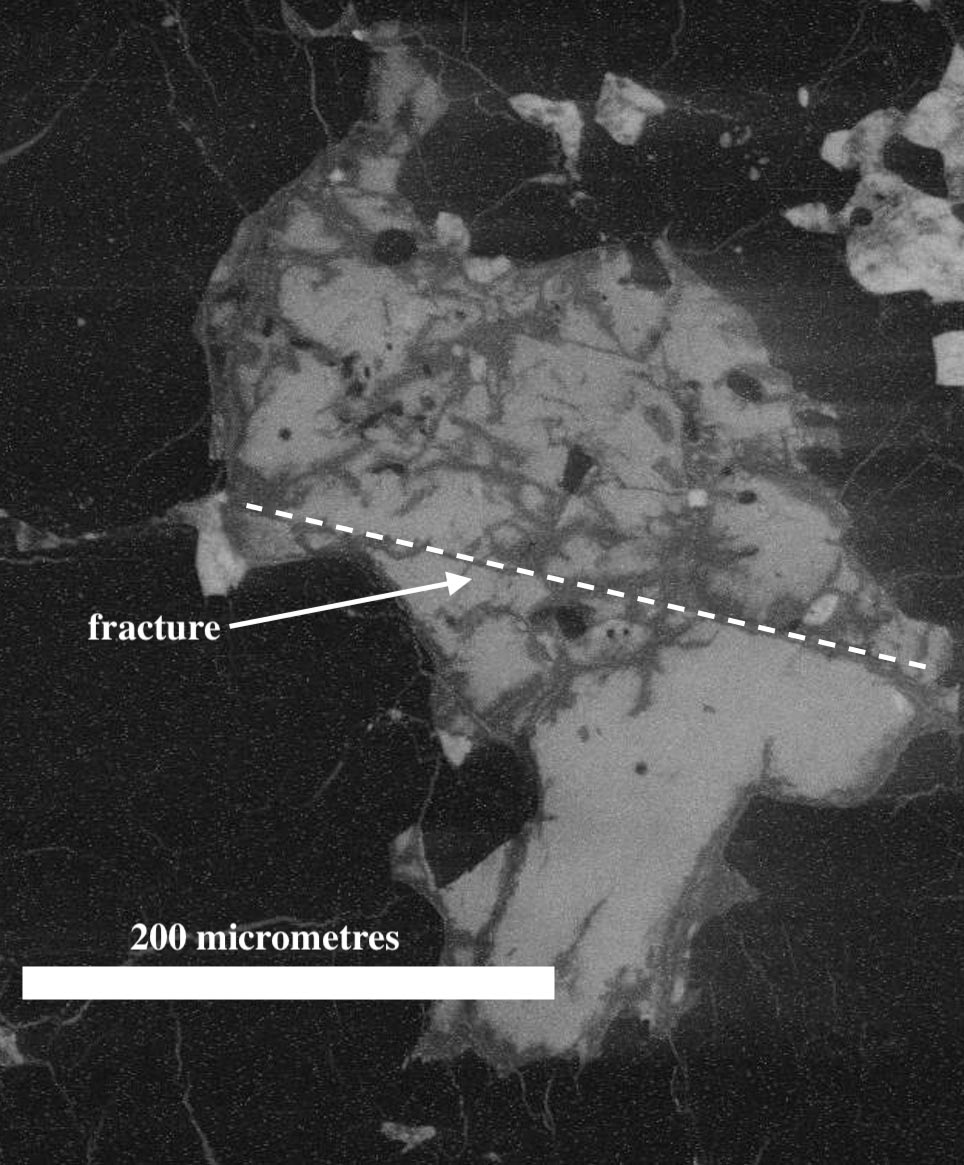 Pęknięcie minerału z grupy fosforanów w meteorycie Czelabińskim