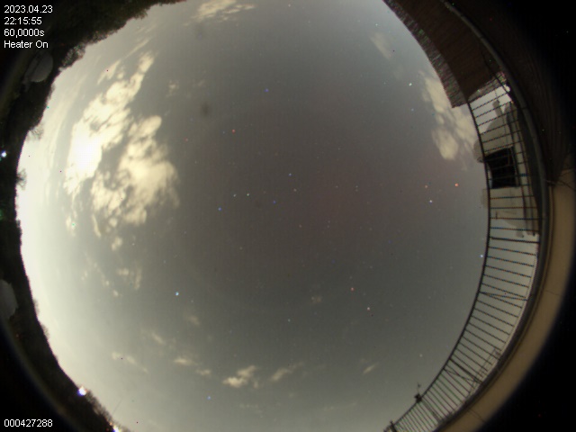 Ta sama zorza (słabiej widoczna i częściowo zakryta przez chmury) sfotografowana w niedzielny wieczór nad Obserwatorium Astronomicznym Uniwersytetu Jagiellońskiego w Krakowie. Zdjęcie pochodzi z kamery AllSky. Źródło: OA UJ