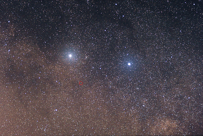 Na zdjęciu: Alfa i Beta Centauri. Słabsza Proxima Centauri jest zakreślona na czerwono. Źródło: WikimediaCommons