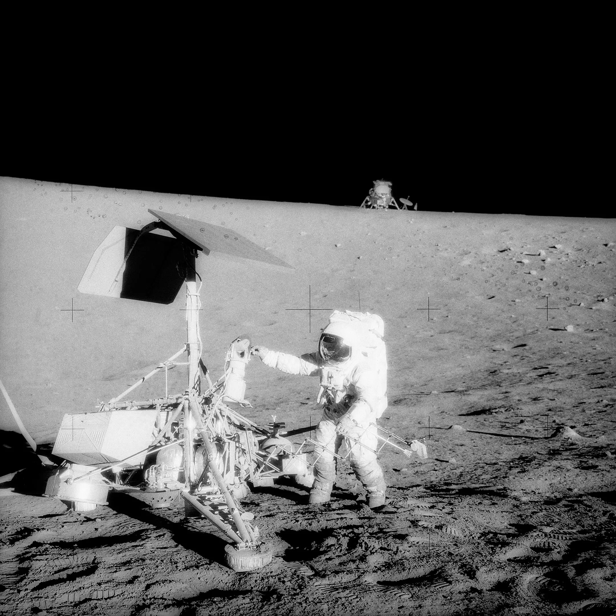 Sonda Surveyor 3 została odwiedziona przez astronautów Apollo 12, Charlesa Conrada Jr. i Alana L. Beana, którzy zrobili to zdjęcie 20 listopada 1969 roku.