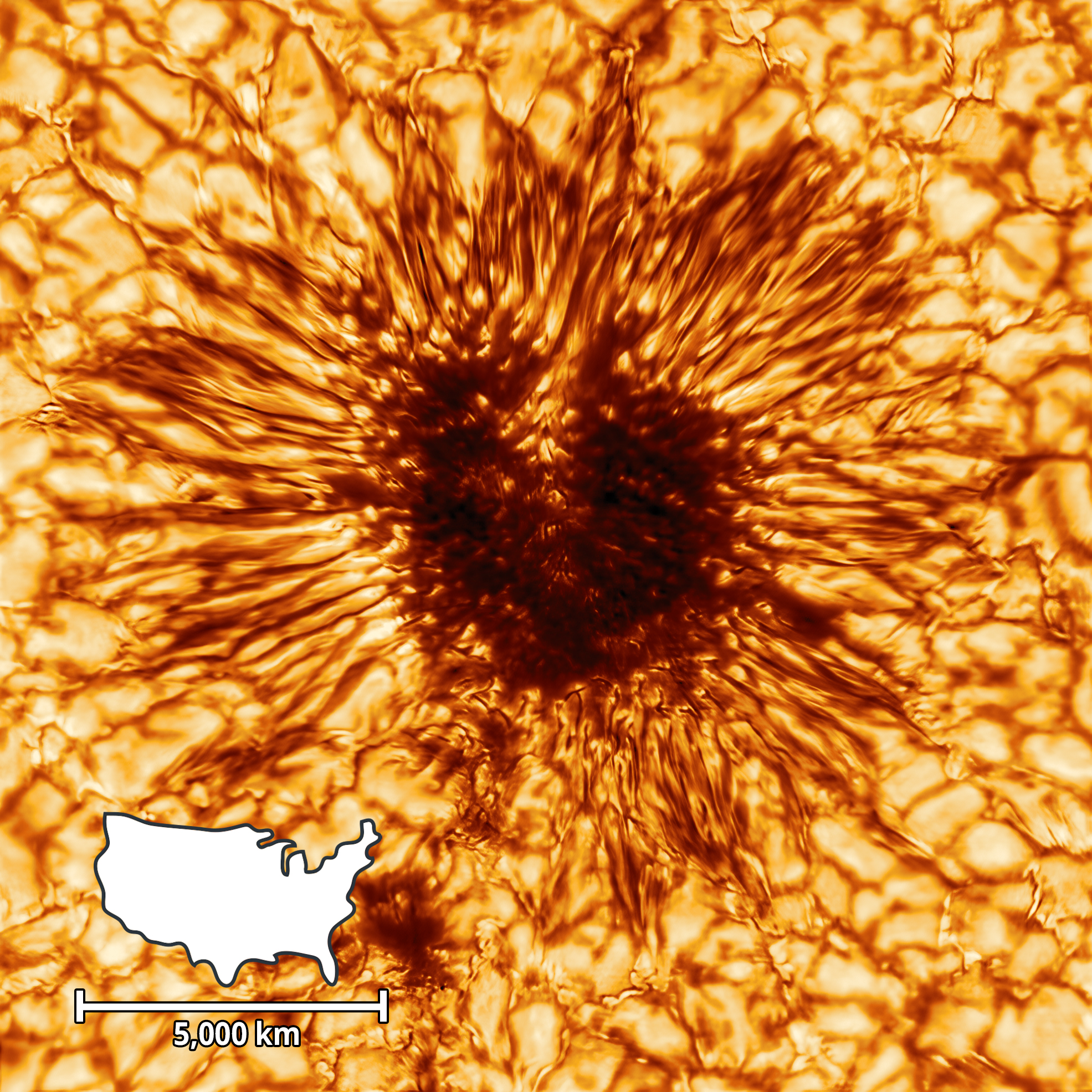 Zdjęcie plamy słonecznej w dużym powiększeniu wykonane przez Teleskop Słoneczny im D.K.Inouye na Hawajach. Dla zobrazowania skali zdjęcia został naniesiony kontur USA. Źródło: NSO/AURA/NSF