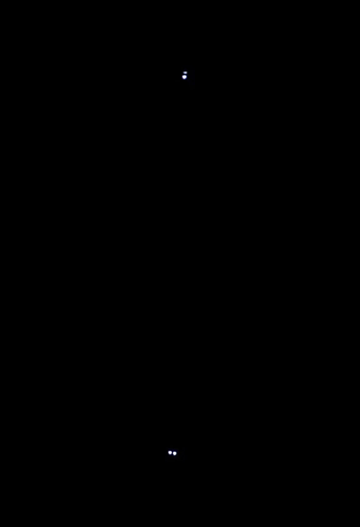 Zdjęcie pokazuje teleskopowy obraz gwiazdy Podwójno-Podwójnej w Lutni: na górze znajduje się Epsilon 1 (Σ2382), na dole Epsilon 2 (Σ2383). Źródło: Michael Boyle