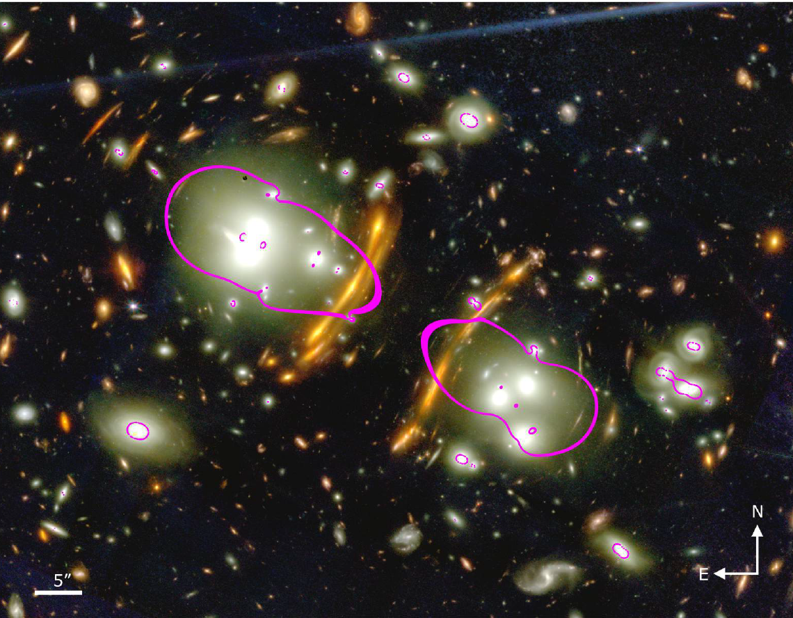 Na ilustracji (3): Zdjęcie dwóch głównych jąder (NW + NE) pierwszoplanowej gromady galaktyk G165 będącej silną soczewką grawitacyjną. Purpurowe linie obrazują krzywe krytyczne (obszary o największym wzmocnieniu jasności / powiększeniu) dla kosmologicznego przesunięcia ku czerwieni z=2,0 w modelu soczewki grawitacyjnej G165 uzyskanej na podstawie najnowszych obserwacji. Zdjęcie zostało wykonane za pomocą Teleskopu Webba i kamery NIRCam w 8 filtrach. Dla galaktyki macierzystej, w której znajduje się supernowa SN H0pe obserwuje się około 7-krotne wzmocnienie jasności („powiększenie”) wskutek soczewkowania grawitacyjnego pochodzącego od G165. Źródło (CC BY 4.0): arXiv:2309.07326 [astro-ph.GA]
