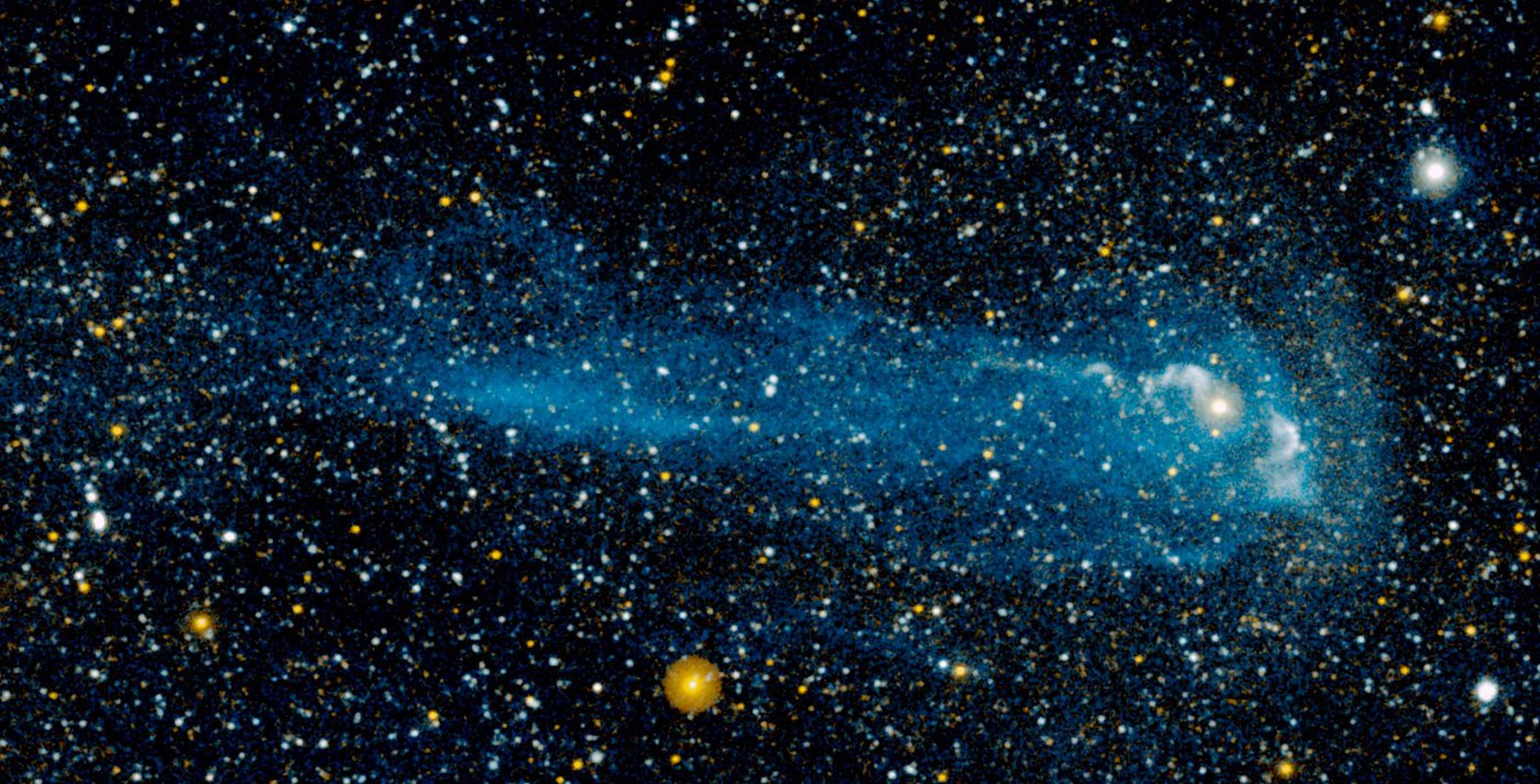 GALEX sfotografował gwiazdę Mirę i jej świecący w ultrafiolecie ogon w 2007 roku