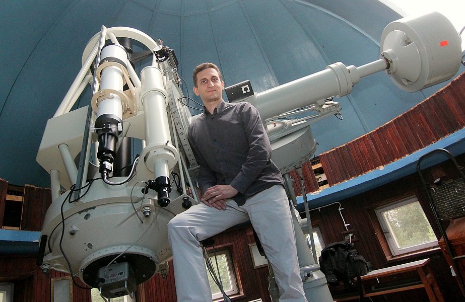  Dr Gracjan Maciejewski jest absolwentem UMK, na toruńskiej Uczelni obronił także doktorat poświęcony badaniom gromad otwartych gwiazd. Od 2007 roku jest pracownikiem Centrum Astronomii UMK. W latach 2009-2010 odbył staż naukowy w Instytucie Astrofizycznym Uniwersytetu F.Schillera w Jenie (Niemcy). Jego zainteresowania badawcze skupiają się głównie na tranzytujących planetach w pozasłonecznych układach planetarnych, a także na gromadach gwiazd i gwiazdach zmiennych. Na ostatnim zjeździe PTA  otrzymał Nagrodę Młodych Polskiego Towarzystwa Astronomicznego.