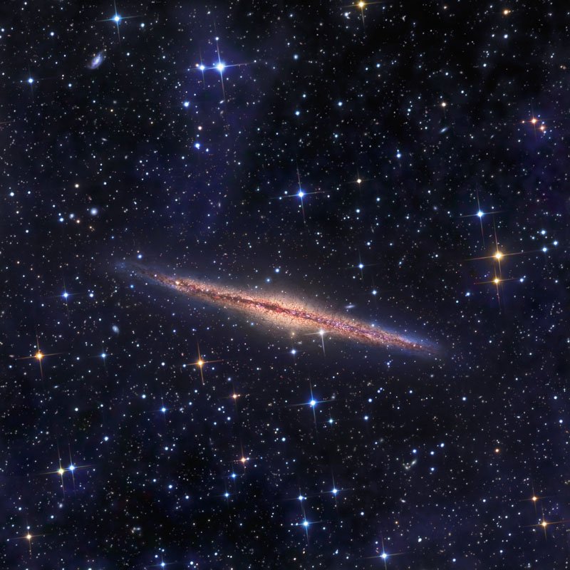 Głęboki obraz spiralnej krawędzi galaktyki NGC 891, uchwycony przez R. Jaya GaBany'ego w Obserwatorium Black Bird II, ujawnia słabe światło gwiazd na zewnętrznych krawędziach tej galaktyki. 