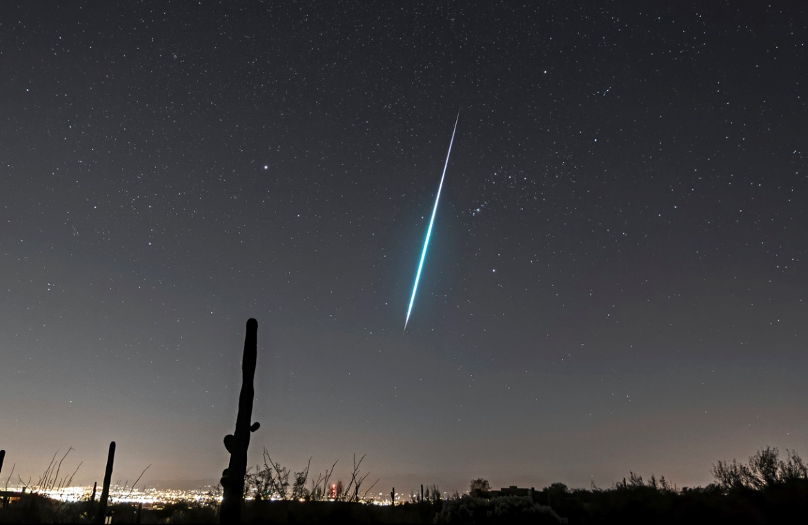 Bolid (fireball) pochodzący z roju Geminidów uchwycony nad pustynią w Arizonie (tam, gdzie krater meteorytowy). Źródło: Eliot Herman, Sky and Telescope.