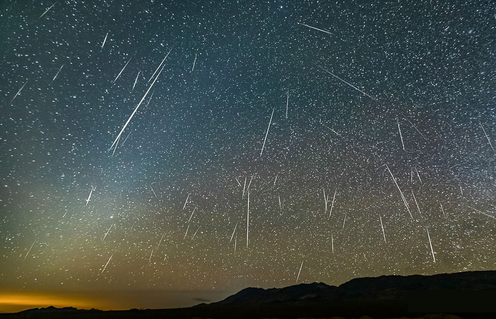 Przykład długo naświetlanej fotografii Geminidów z 2020 roku. Większość meteorów wydaje się rozbiegać z radiantu, lecz są też inne, przypadkowe. Źródło: Jeff Sullivan, Sky and Telescope.
