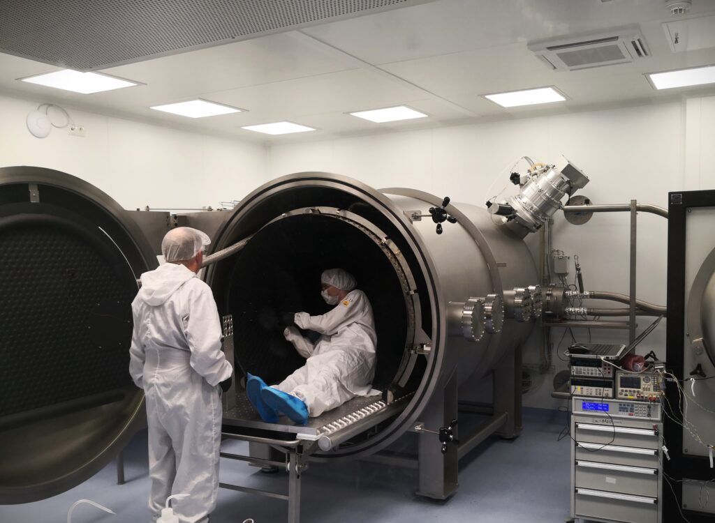 Montaż instrumentu GLOWS w nowej komorze TVAC w przebudowanym „clean-room” Centrum Badań Kosmicznych PAN. W komorze znajduje się Jakub Mądry w komorze, na zewnątrz Waldek Bujwan.