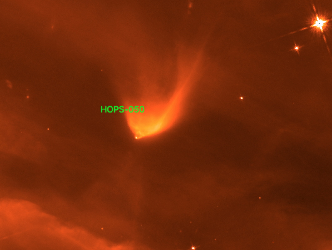 Zdjęcie wykonane teleskopem Hubble'a przedstawia narodziny jednej z gwiazd w kompleksie mgławic w gwiazdozbiorze Oriona. Gwiazdowe wypływy materii kształtują puste obszary przestrzeni w kształcie litery U lub V na północ i południe od protogwiazdy, które są otoczone przez gazowy obłok składający się z wodoru. Źródło: NASA, ESA, STScI, Nolan Habel (UToledo), Tom Megeath (UToledo)