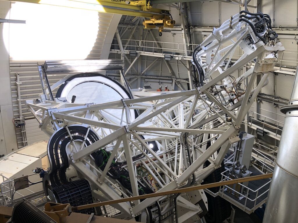 Wnętrze kopuły z nowym teleskopem słonecznym DKIST (Daniel K. Inouye Solar Telescope), którego główne lustro ma 4 metry średnicy (f/2). Specjalny system chłodzący zapewnia stałą temperaturę komponentów teleskopu. Źródło: NSO/AURA/NSF