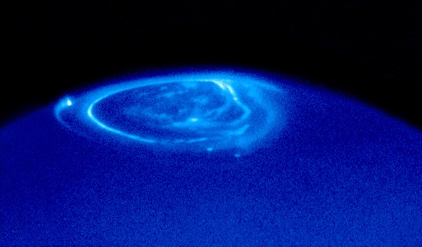 Zorze polarne i ich taniec ponad obszarem biegunowym Jowisza sfotografowane przez Kosmiczny Teleskop Hubble'a w 1998 roku. 