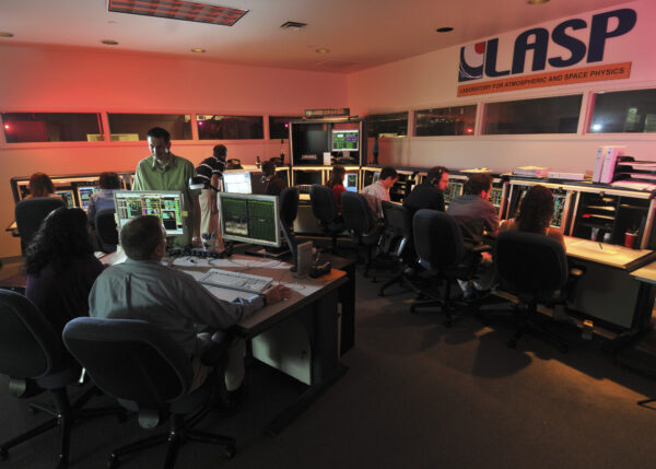 Na zdjęciu: Centrum Operacyjne Misji w Laboratorium Fizyki Atmosfery i Przestrzeni Kosmicznej w Boulder. Źródło: Glenn Asakawa/CU
