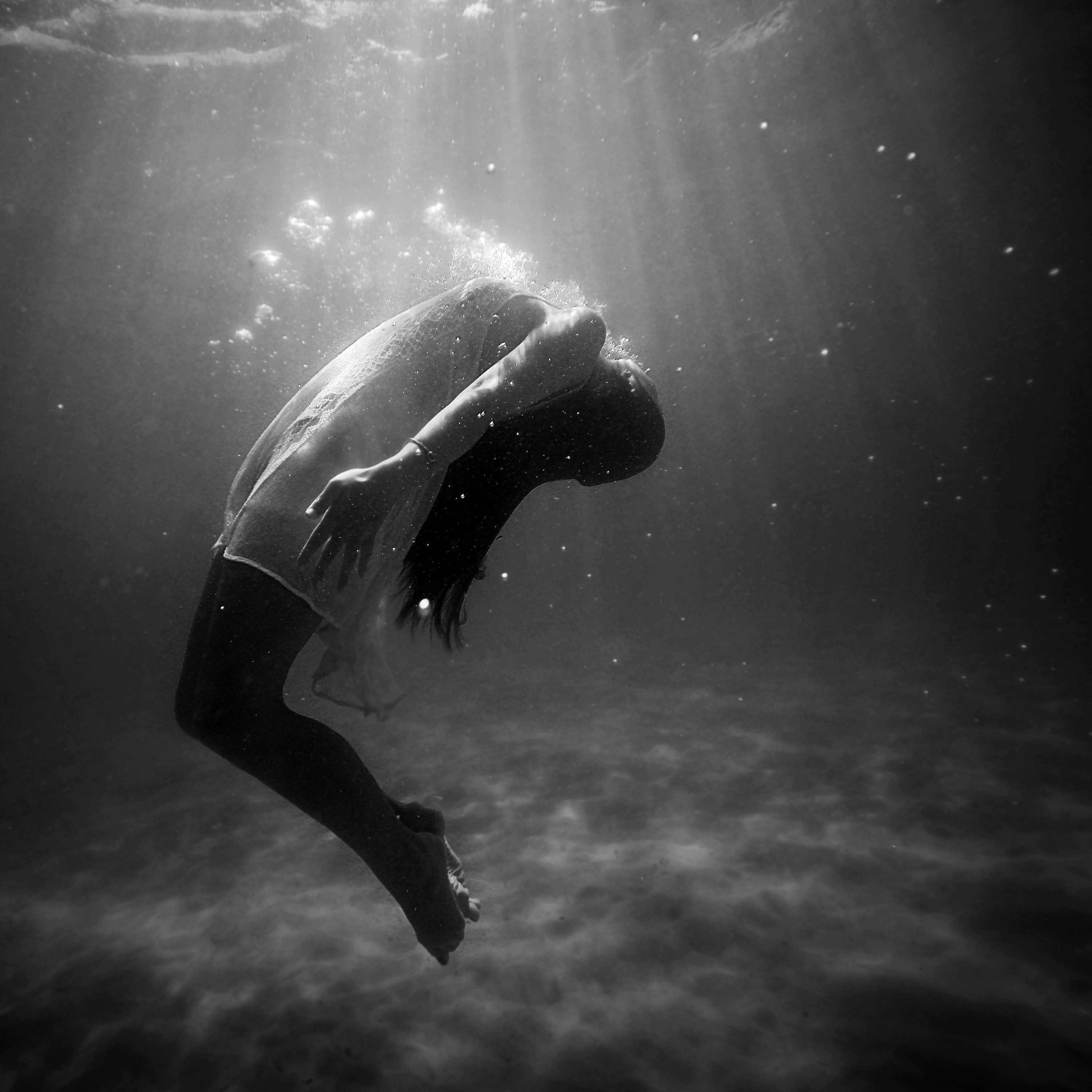 Kobieta nurkująca w głębinach