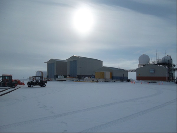 Pogoda wokół stacji McMurdo, położonej na południowym krańcu Antarktydy, może być bardzo zmienna. Naukowcy musz tam znosić wiatry wiejące z prędkością rzędu nawet 90 km/h i mroźne temperatury sięgające -73 stopni Celsjusza.