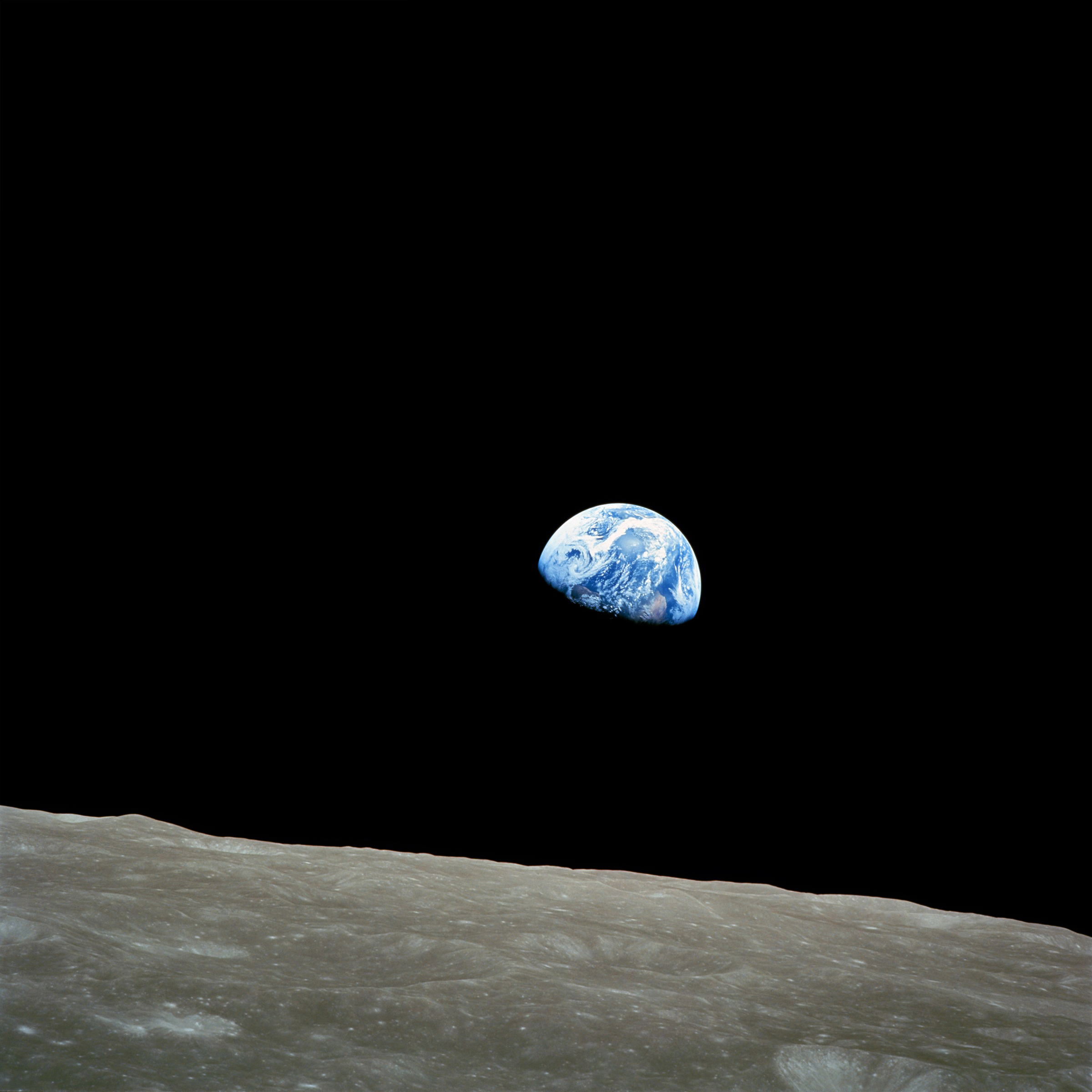 Earthrise (Wschód Ziemi) – zdjęcie Ziemi wynurzającej się zza horyzontu Księżyca wykonane 24 grudnia 1968 r. podczas misji Apollo 8. Źródło: NASA/Bill Anders