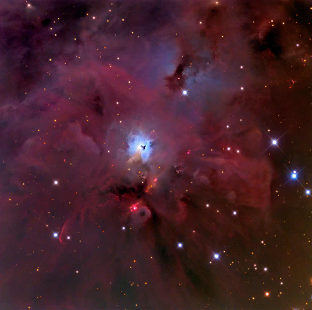 Mgławica refleksyjna NGC 1999 w szerszym kadrze. Jest to zdjęcie wykonane Teleskopem Schulmana o aperturze 0,8m. Sama mgławica jest oświetlona niebieskawym światłem przez wielokrotny układ gwiazd V380 Orionis. W pobliżu centrum mgławicy jest widoczna ciemna „dziura”, która przypomina dziurkę od klucza. Źródło: Adam Block/Mount Lemmon SkyCenter/University of Arizona