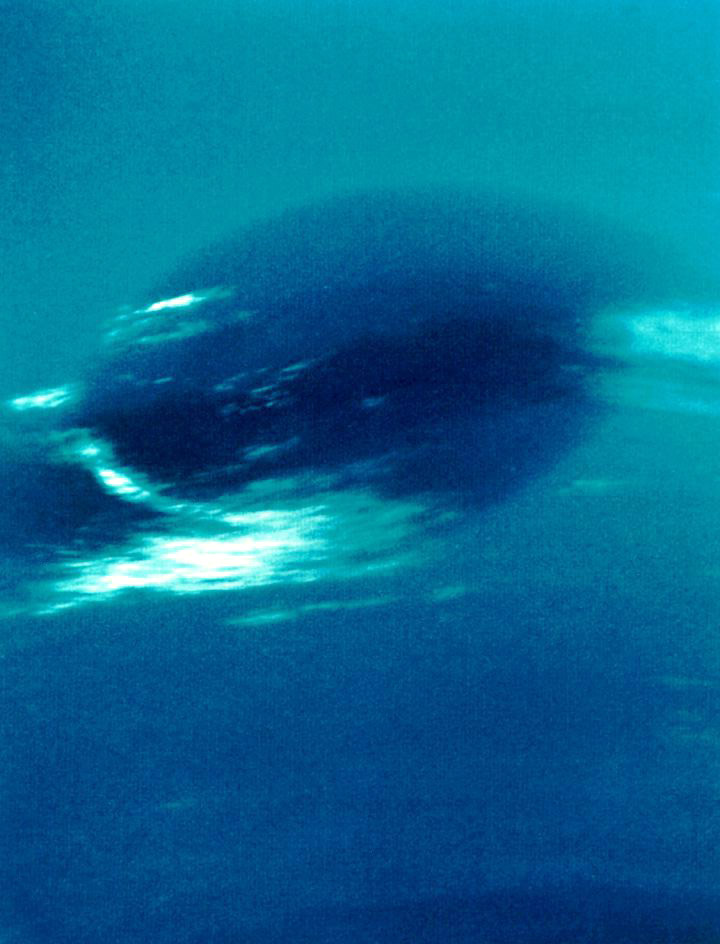 Wielka Ciemna Plama (ang. Great Dark Spot) na powierzchni Neptuna. Źródło: Voyager 2, NASA.