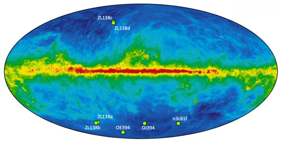  Obrazy z New Horizons przedstawiają przestrzeń kosmiczną, ale wciąż zawierają w sobie kilka gwiazd Drogi Mlecznej i galaktyk tła.