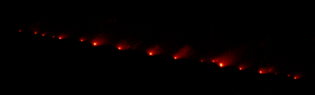 Kometa Shoemaker-Levy 9 (D/1993 F2) w 21 fragmentach przed upadkiem na Jowisza. Źródło: NASA, ESA, and H. Weaver and E. Smith (STScI).