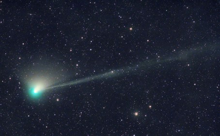 Kometa ZTF widoczna 12 stycznia 2023 r. Widoczne warkocz pyłowy i jonowy, rozciągające się na 4 stopnie łuku. Zdjęcie wykonane z ogniskową 280 mm. Źródło: Michael Jaeger.