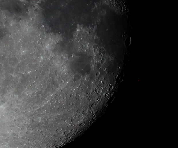 Zakrycie Aldebarana (pomarańczowa kropka po prawej stronie kadru) przez Księżyc. Źródło: Christina Irakleous – Wikimedia Commons.