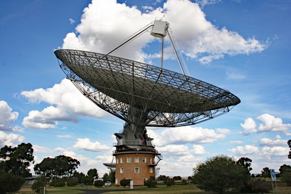 Astronomowie korzystający z radioteleskopu Parkes w Australii wykryli sygnał nieznanej natury, pochodzący z okolicy Proximy Centauri.