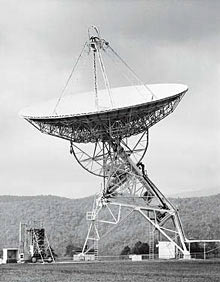 W 1960 roku Darke użył tego 26-metrowego radioteleskopu w Green Bank w Zachodniej Wirginii do przeprowadzenia projektu Ozma, pierwszych na świecie systematycznych poszukiwań radiowych przekazów od obcych. Źródło: NRAO