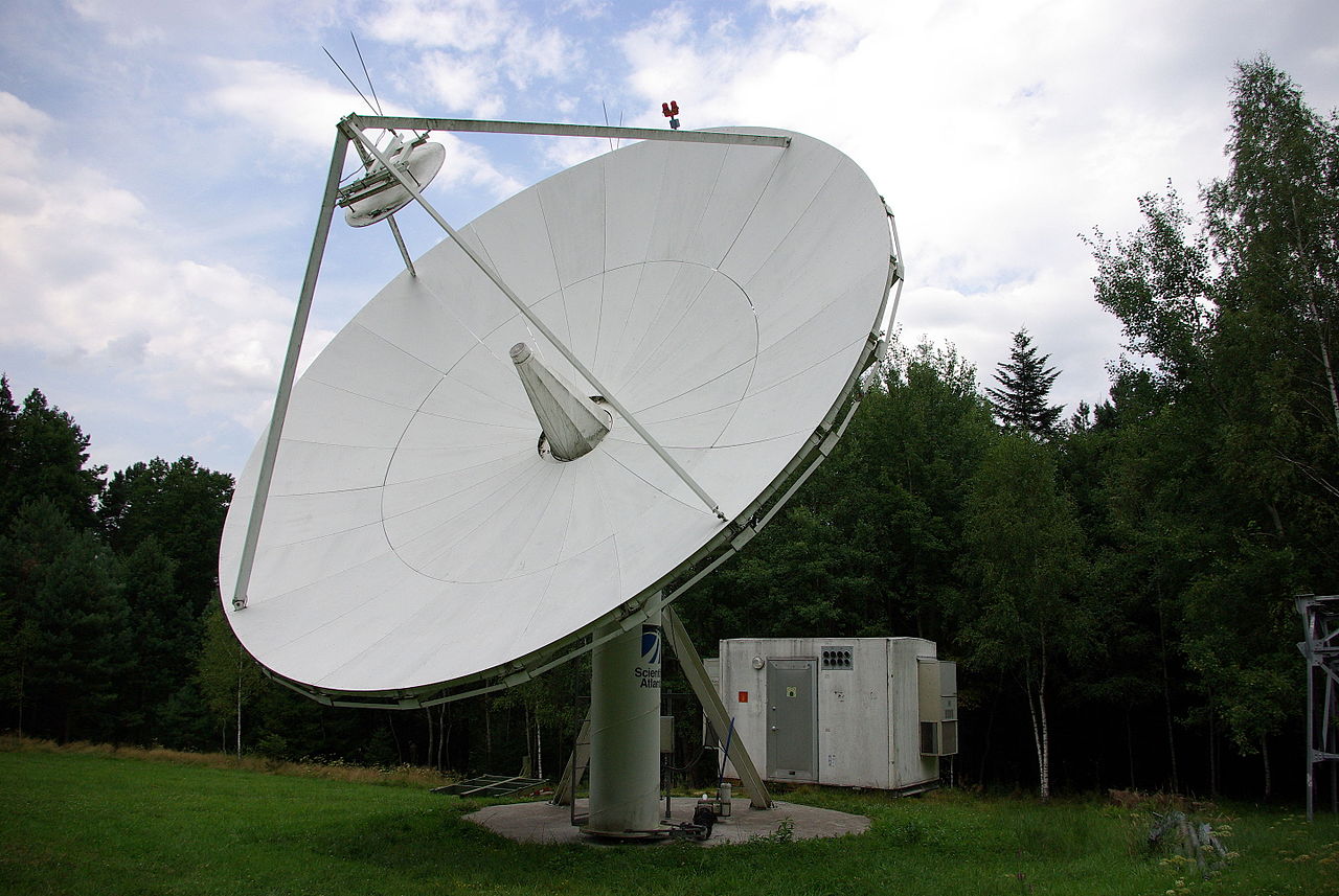 Radioteleskop RT-9 w Obserwatorium Astronomicznym Królowej Jadwigi w Rzepienniku Biskupim. Fot. Stanisław Witek - praca własna