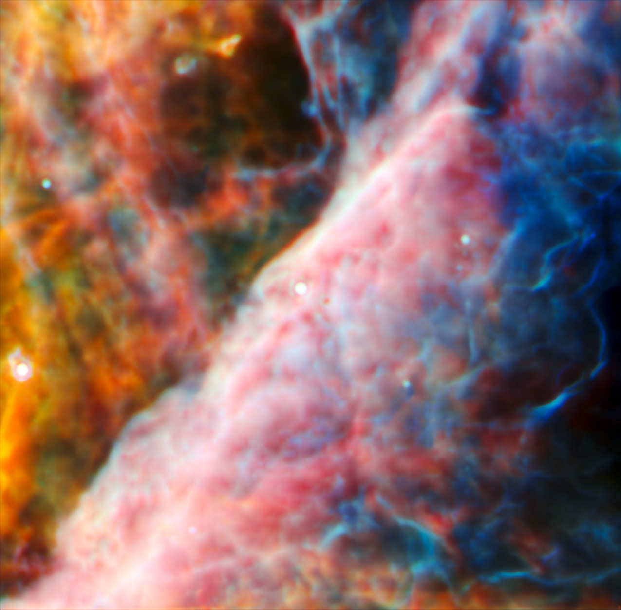 Zdjęcie fragmentu Mgławicy Oriona zwanego Poprzeczką Oriona, sfotografowane przez Teleskop Webba z kamerą MIRI (średnia podczerwień: od 7,7μm/niebieski do 25μm/czerwień). W centrum tego obrazu znajduje się młody układ gwiazdowy oznaczony jako d203-506, który zawiera dysk protoplanetarny. Po raz pierwszy astronomowie wykorzystali Teleskop Webba, aby zarejestrować w tym dysku molekułę węglową znaną jako kation metylowy (CH3+). Ta molekuła jest ważna ponieważ sprzyja powstawaniu bardziej złożonych molekuł opartych na węglu. Źródło: ESA/Webb, NASA, CSA, M. Zamani (ESA/Webb), and the PDRs4All ERS Team