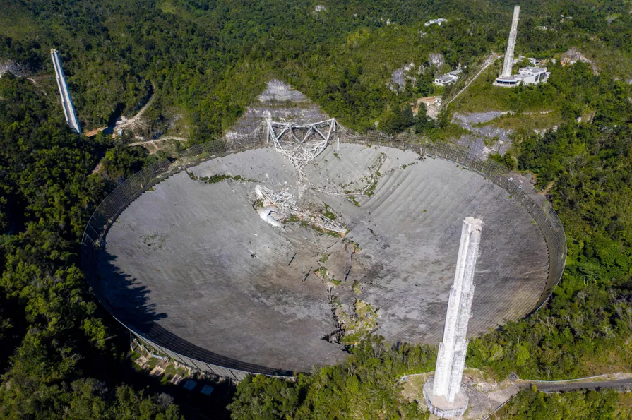 Na zdjęciu: Uszkodzenia Radioteleskopu Arecibo z  1 grudna 2020 roku. Źródło: Ricardo Arduengo/AFP via Getty Images