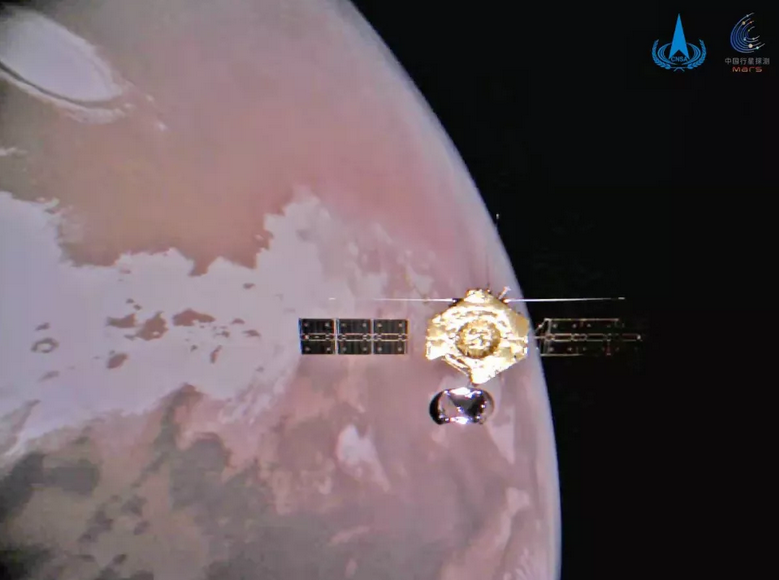 Orbiter Tianwen-1 Mars uchwycił to oszałamiające selfie nad Czerwoną Planetą, wyrzucając mały aparat i przesyłając zdjęcia przez łącze Wi-Fi do statku macierzystego. Źródło: CNSA/PEC