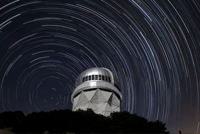 Na zdjęciu: Ślady gwiazd widoczne nad 4-metrowym teleskopem Nicholasa U. Mayalla w Kitt Peak National Observatory w Arizonie. Źródło: KPNO/NOIRLab/NSF/AURA/P. Marenfeld