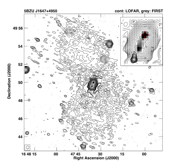 Radiowa mapa blazara 5BZU J1647+4950 (LOFAR – czarne kontury oraz Very Large Array, w ramach przeglądu nieba FaintImages of the Radio Sky at Twenty-cm, kolor szary). Główny panel przedstawia cały obiekt, posiadający radiową strukturęprzypominającą dwa płaty, mierzące około 3 miliony lat świetlnych (co odpowiada około 2.5.1019 km)! Górny panel przedstawia powiększenie samego centrum obiektu (oznaczonego czerwonym krzyżykiem) oraz zagiętego radiowego dżetu, skierowanego w naszym kierunku. Te struktury powstały dzięki aktywności supermasywnej czarnej dziury rezydującej w galaktyce. Źródło: Publikacja zespołu.