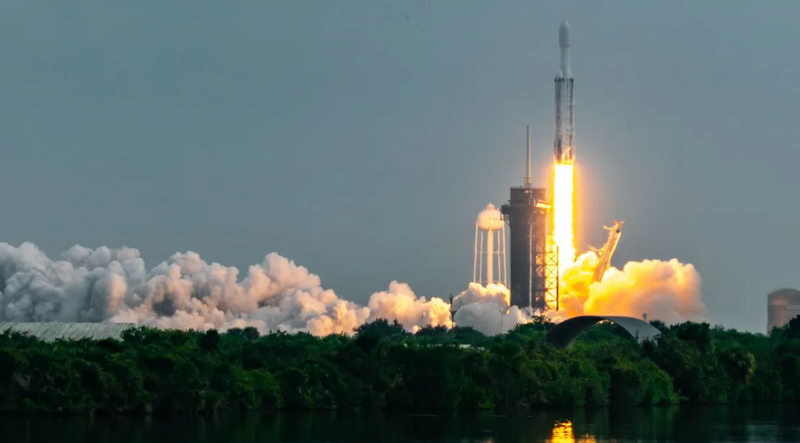 Rakieta Falcon Heavy wystrzeliwuje Psyche w kierunku planetoidy bogatej w metale w październiku 2023 r. (Josh Dinner)