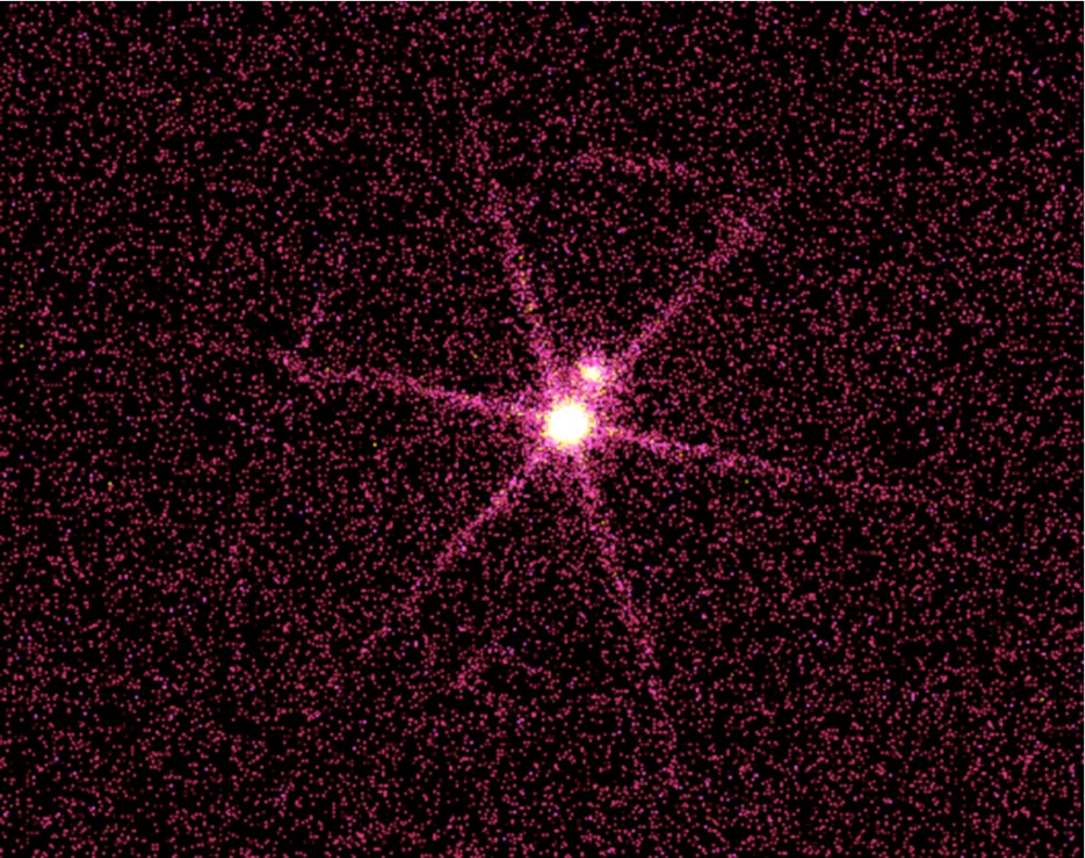 W świetle widzialnym Syriusz A jest najjaśniejszą gwiazdą na północnym niebie, podczas gdy jego towarzysz, Syriusz B, jest 10 000 razy ciemniejszy. Ale na zdjęciach rentgenowskich takich jak to bez trudu przewyższa on jasnością większą gwiazdę. Źródło: NASA/SAO/CXC