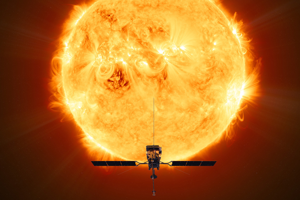 Solar Orbiter na tle Słońca