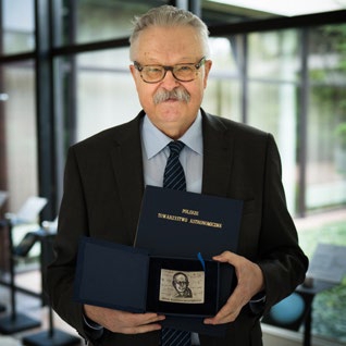 prof. Romuald Tylenda z Medalem Bohdana Paczyńskiego